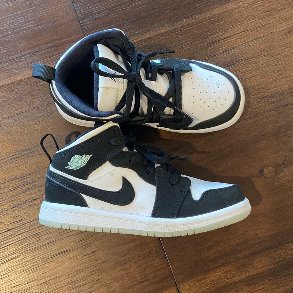 Air Jordan 1 MID Glow In The Dark Pandas